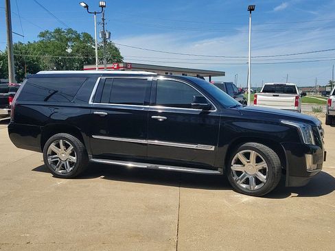 Used 2017 Cadillac Escalade ESV Luxury AWD/4WD image 12