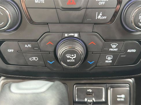Used 2023 Jeep Renegade Latitude AWD/4WD image 32