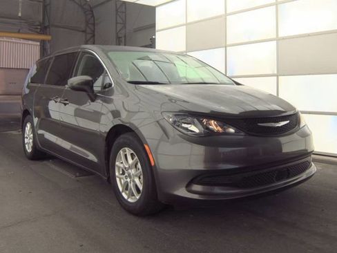 Used 2022 Chrysler Voyager LX FWD image 4