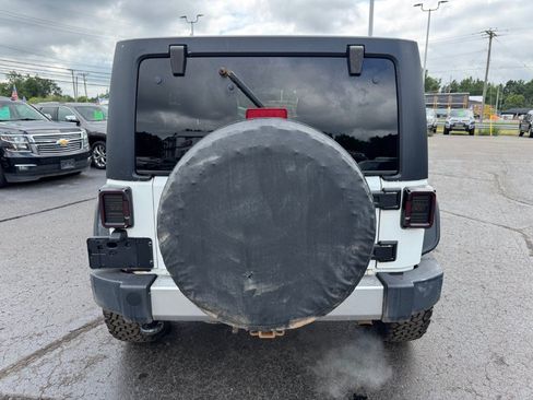 Used 2018 Jeep Wrangler Unlimited Sahara AWD/4WD image 4