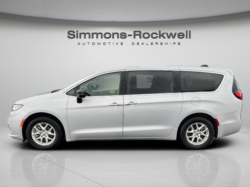 Used 2024 Chrysler Pacifica Touring-L FWD image 2