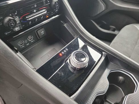 Used 2025 Jeep Grand Cherokee L Laredo image 17