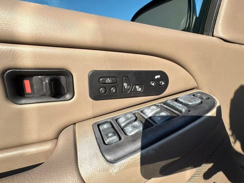 Used 2005 GMC Yukon XL SLT w/ SLT Preferred Equipment Group AWD/4WD image 14