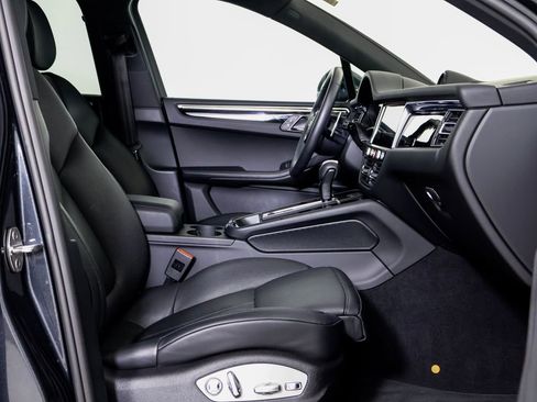 Certified 2025 Porsche Macan AWD/4WD image 8