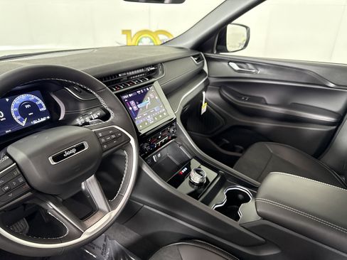 New 2025 Jeep Grand Cherokee Altitude image 27