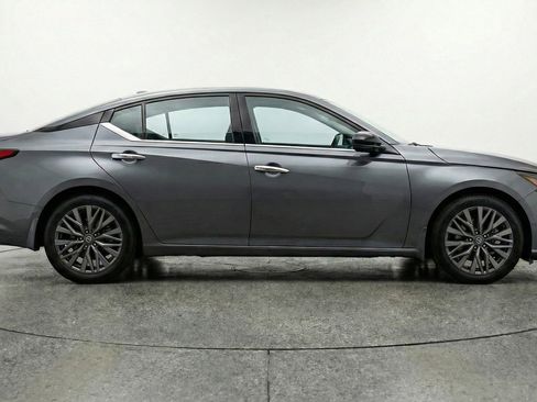 Used 2025 Nissan Altima 2.5 SV FWD image 11
