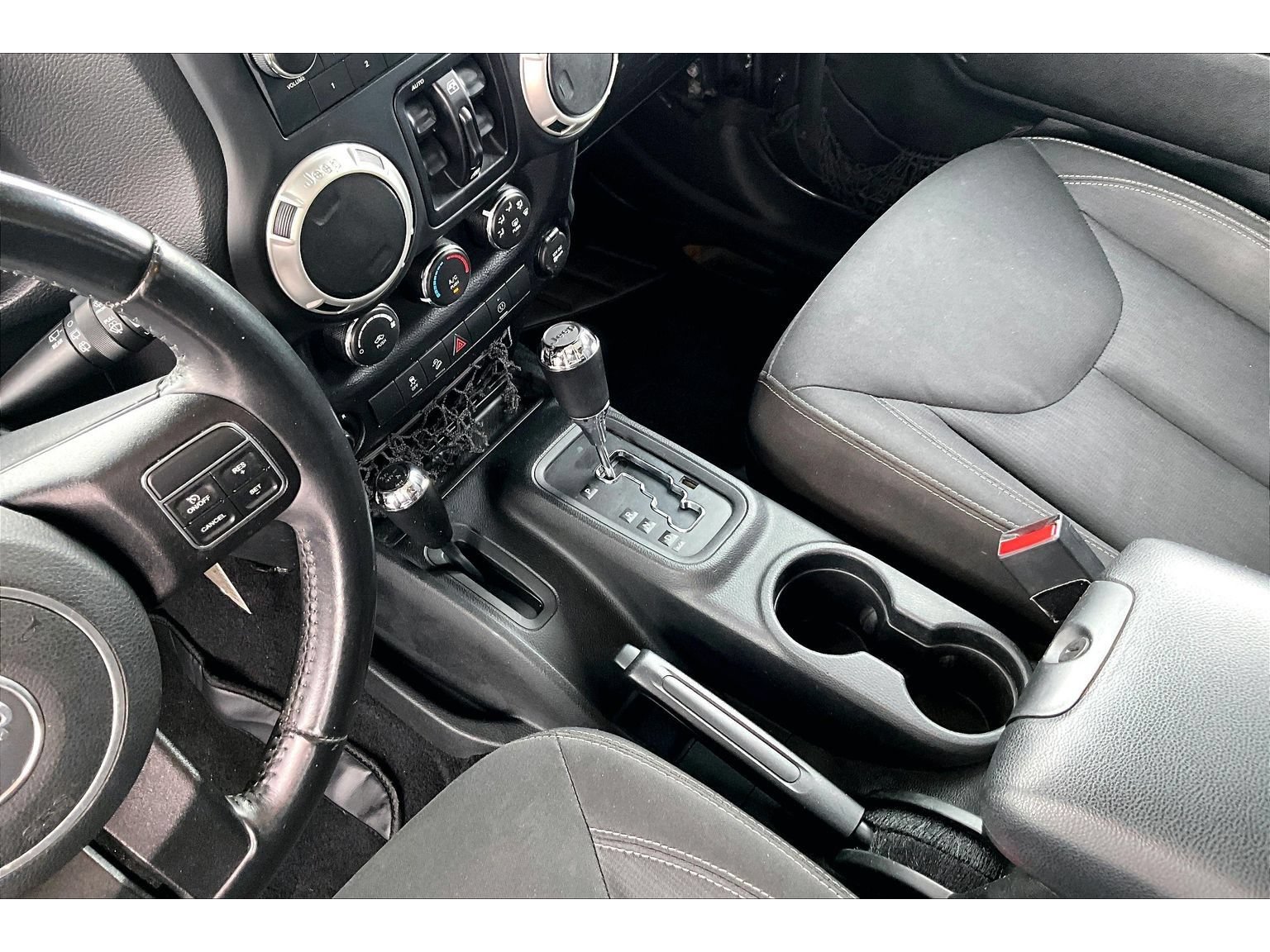 Used 2016 Jeep Wrangler Unlimited Sahara w/ Connectivity Group AWD/4WD image 17