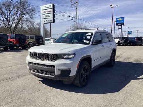 Used 2023 Jeep Grand Cherokee L Limited w/ Black Appearance Package image 3