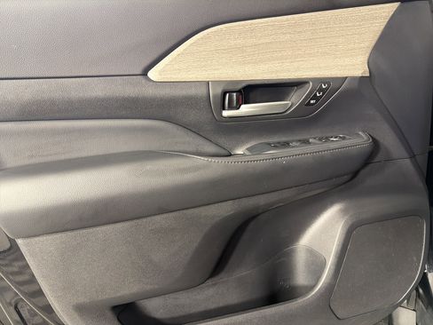 Used 2025 Toyota Grand Highlander AWD image 7