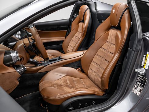 Used 2021 Ferrari 812 GTS image 9