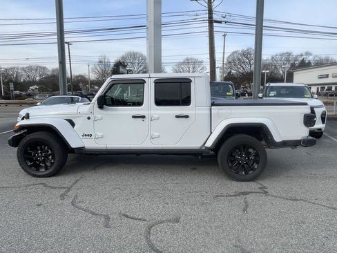 Used 2025 Jeep Gladiator Sport image 9