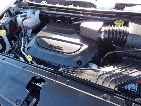 Used 2024 Chrysler Pacifica Touring-L image 10