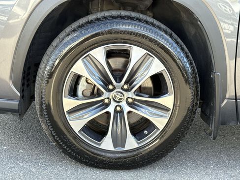 Used 2022 Toyota Highlander XLE AWD/4WD image 12