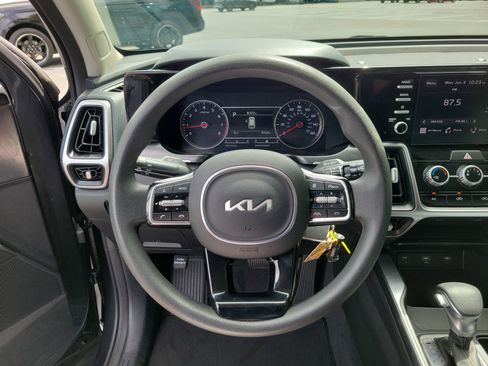Used 2023 Kia Sorento LX FWD image 25