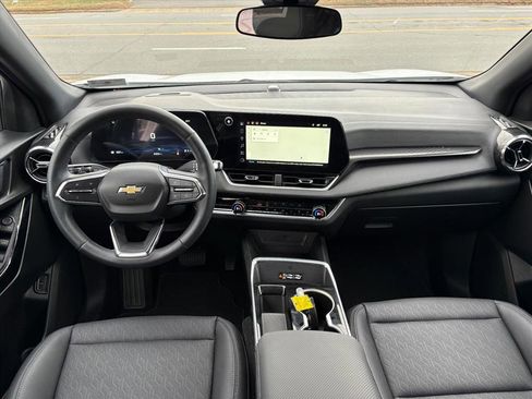 Used 2025 Chevrolet Equinox LT w/ Convenience Package II image 6