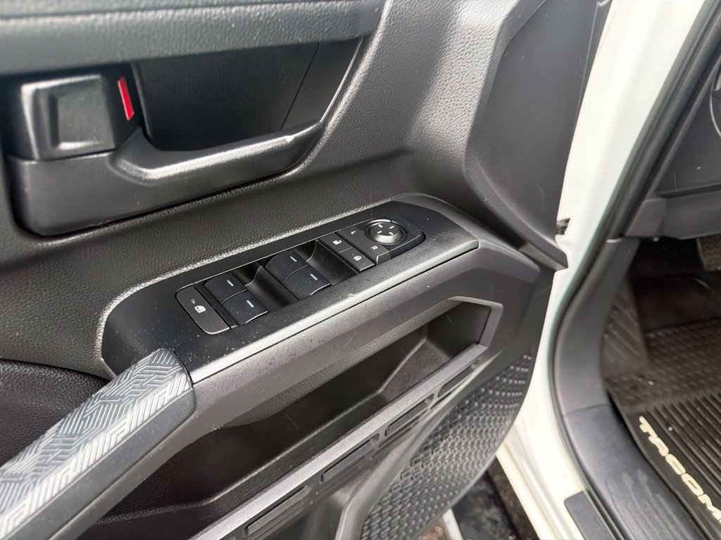 Certified 2025 Toyota Tacoma SR5 AWD/4WD image 19