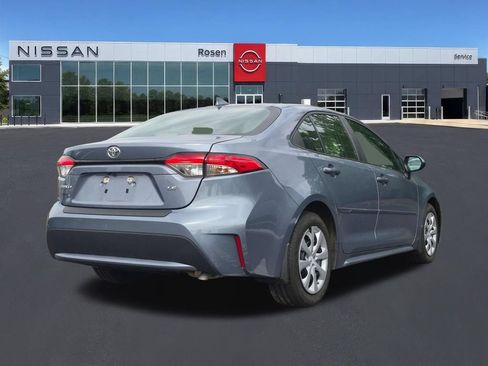 Used 2022 Toyota Corolla LE FWD image 3