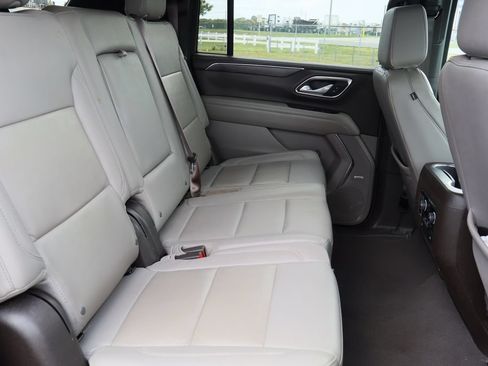 Used 2024 Chevrolet Suburban LT RWD image 29
