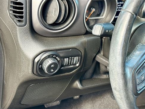 Used 2021 Jeep Gladiator Willys image 11