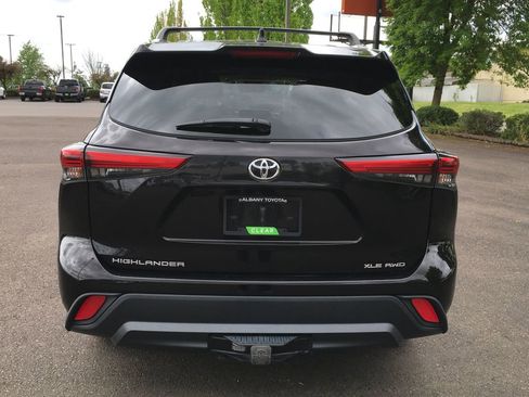 Used 2022 Toyota Highlander XLE AWD/4WD image 5