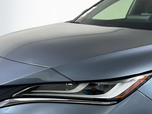 Used 2022 Toyota Venza XLE image 11