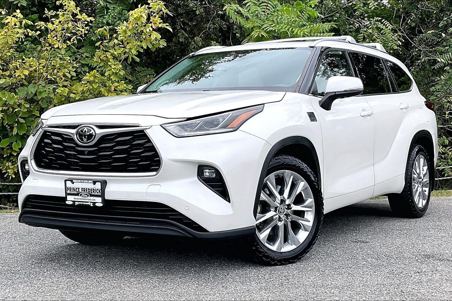 Used 2021 Toyota Highlander Limited AWD/4WD image 3
