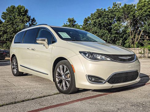Used 2017 Chrysler Pacifica Limited FWD image 1