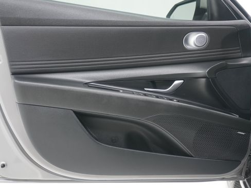 Used 2021 Hyundai Elantra Limited FWD image 11