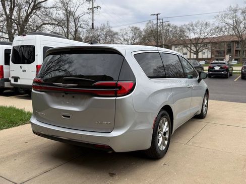 Used 2026 Chrysler Pacifica Limited image 7