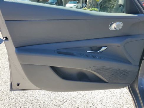 Used 2023 Hyundai Elantra SE image 15