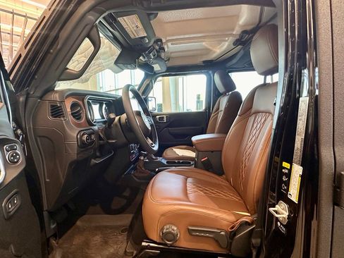 Used 2024 Jeep Gladiator Rubicon w/ Technology Group image 23