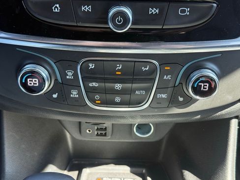 Used 2023 Chevrolet Traverse RS image 9