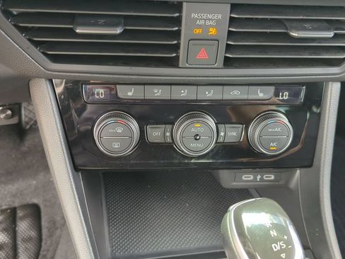 Used 2023 Volkswagen Jetta SE w/ Panoramic Sunroof Package FWD image 27