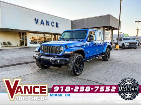 Used 2025 Jeep Gladiator Sport image 3