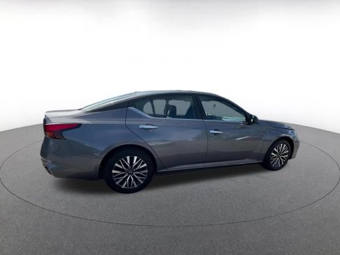 Used 2025 Nissan Altima 2.5 SV FWD image 11
