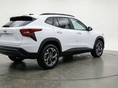 Used 2025 Chevrolet Trax LT w/ LT Convenience Package image 9