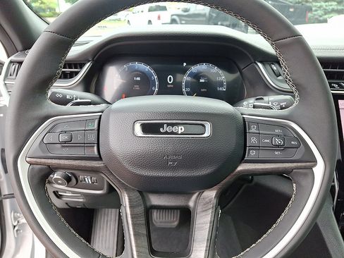 Used 2024 Jeep Grand Cherokee Limited AWD/4WD image 8