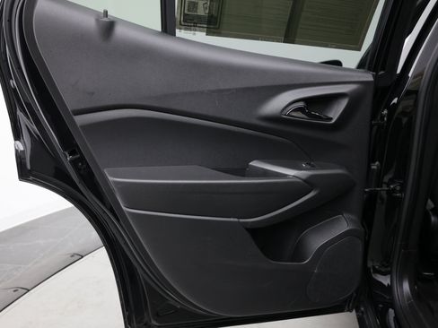 Used 2025 Chevrolet Trax RS w/ Sunroof Package FWD image 28