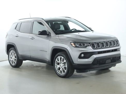 Used 2024 Jeep Compass Latitude image 9