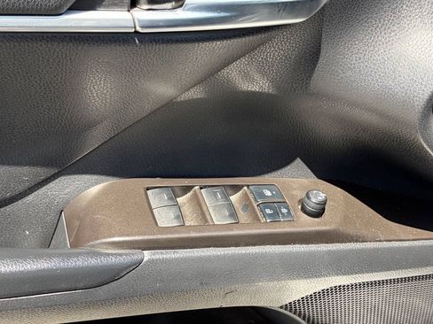 Used 2022 Toyota Camry SE FWD image 5