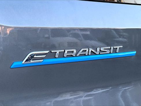Used 2022 Ford E-Transit Medium Roof image 9