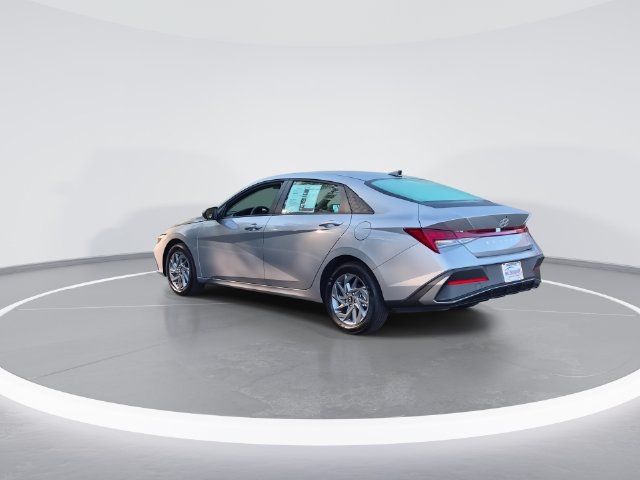 Used 2026 Hyundai Elantra Hybrid FWD image 6