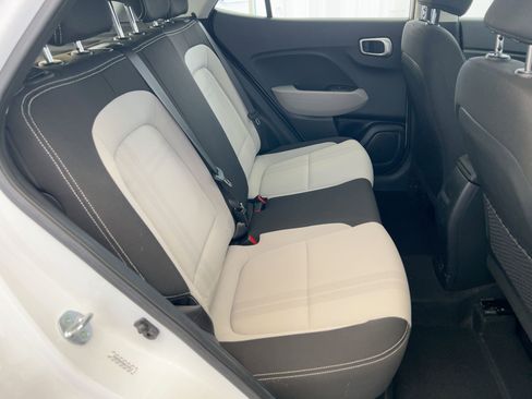 Used 2022 Hyundai Venue SEL image 28