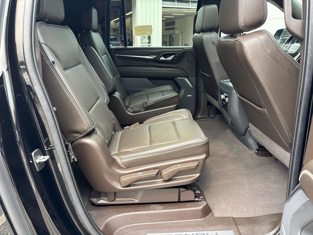 Used 2022 GMC Yukon XL Denali w/ Denali Premium Package AWD/4WD image 21