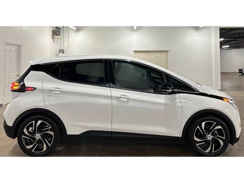 Used 2023 Chevrolet Bolt LT w/ Infotainment Package FWD image 9