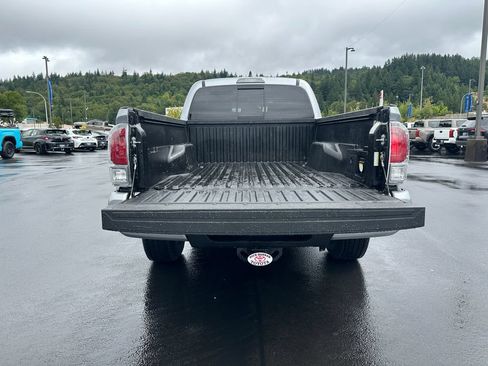 Used 2023 Toyota Tacoma TRD Off-Road w/ Technology Package AWD/4WD image 11