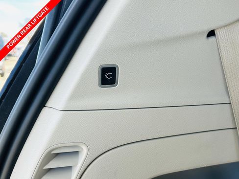 Used 2024 Chrysler Pacifica Touring-L image 11