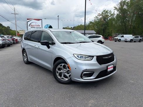 Used 2024 Chrysler Pacifica Limited FWD image 2