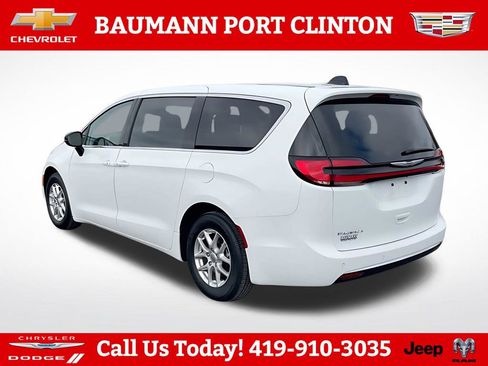 Used 2024 Chrysler Pacifica Touring-L FWD image 8