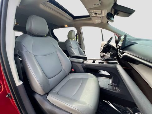 Used 2023 Toyota Sienna XLE FWD image 25